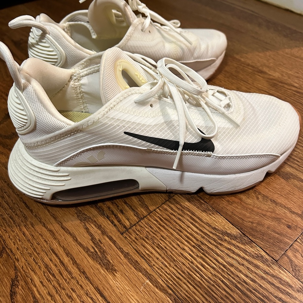 Women’s  White Nike Air Max  Sneakers- size 10! Barely worn